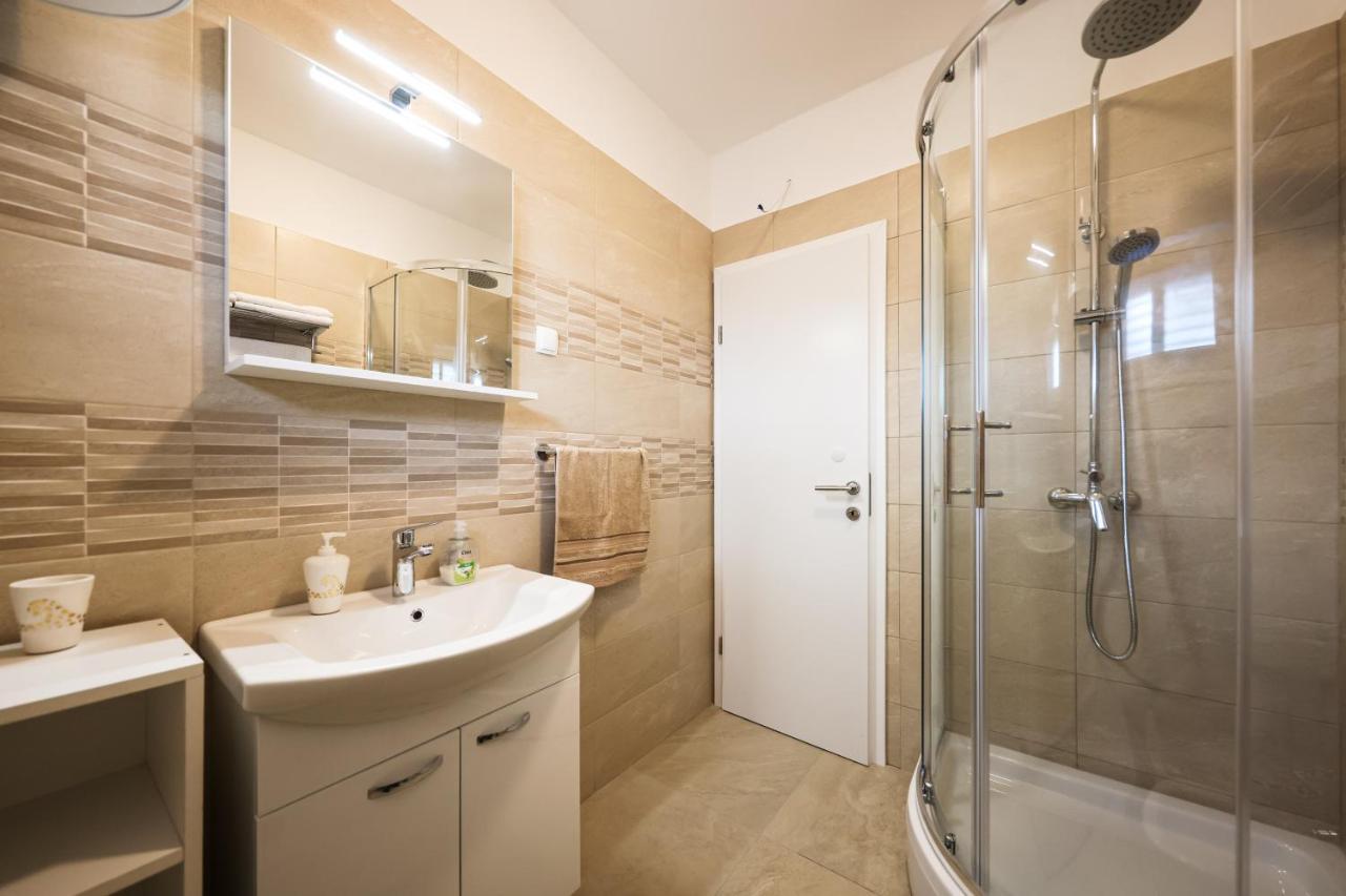 Apartment Puntamika Villa De Rosa - Ground Floor Zadar Luaran gambar